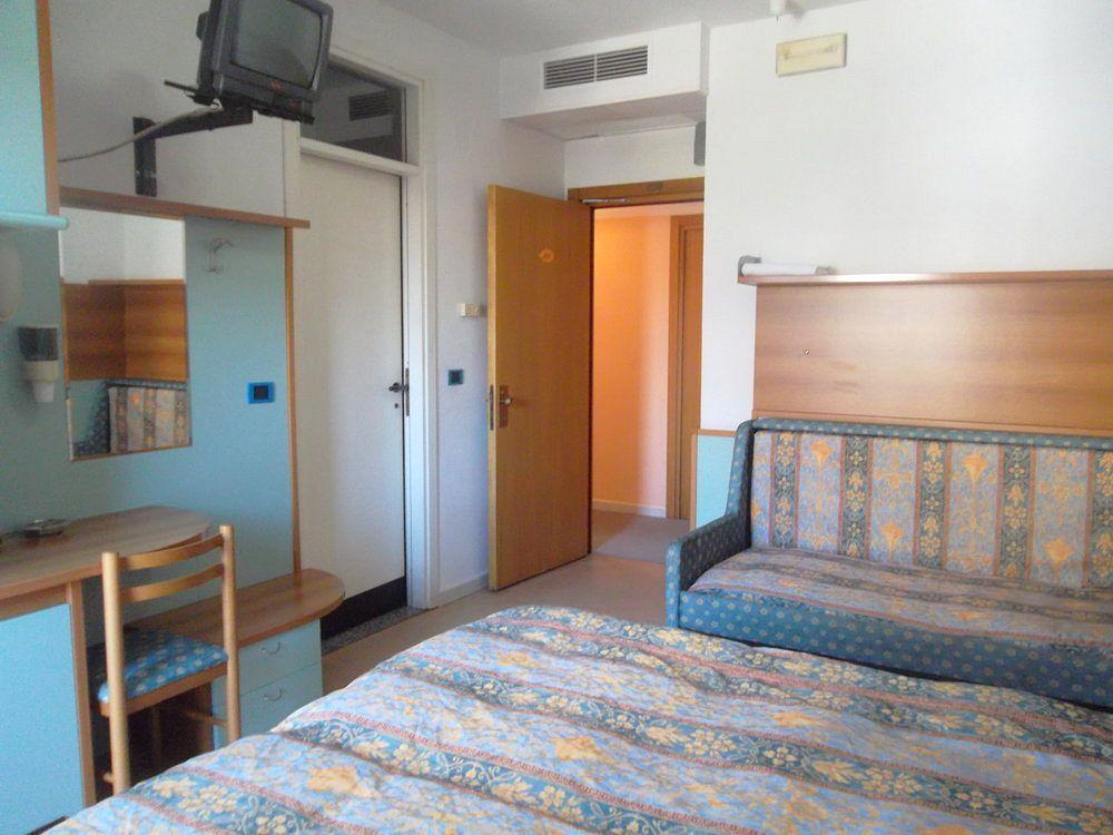 Hotel Marina Roseto Degli Abruzzi Bagian luar foto