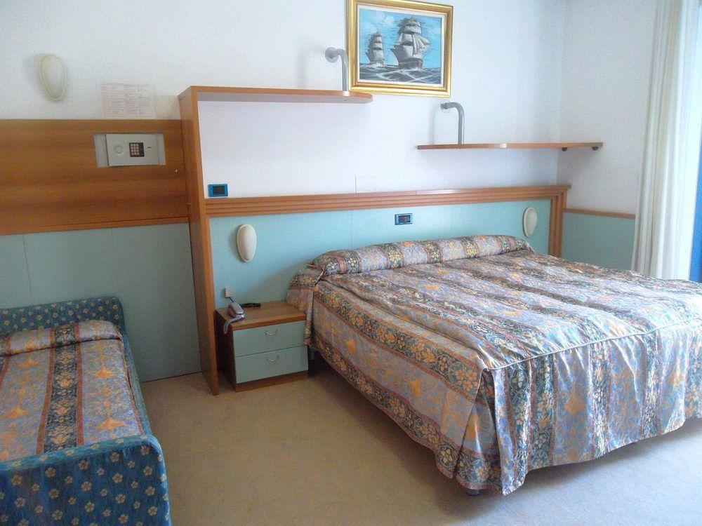 Hotel Marina Roseto Degli Abruzzi Bagian luar foto