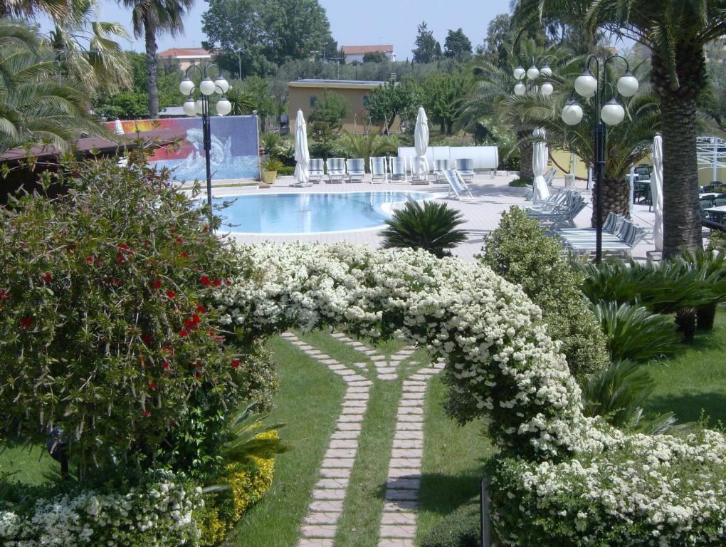 Hotel Marina Roseto Degli Abruzzi Bagian luar foto