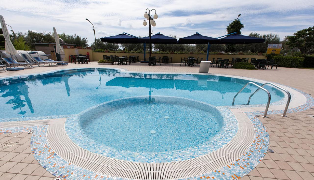 Hotel Marina Roseto Degli Abruzzi Bagian luar foto