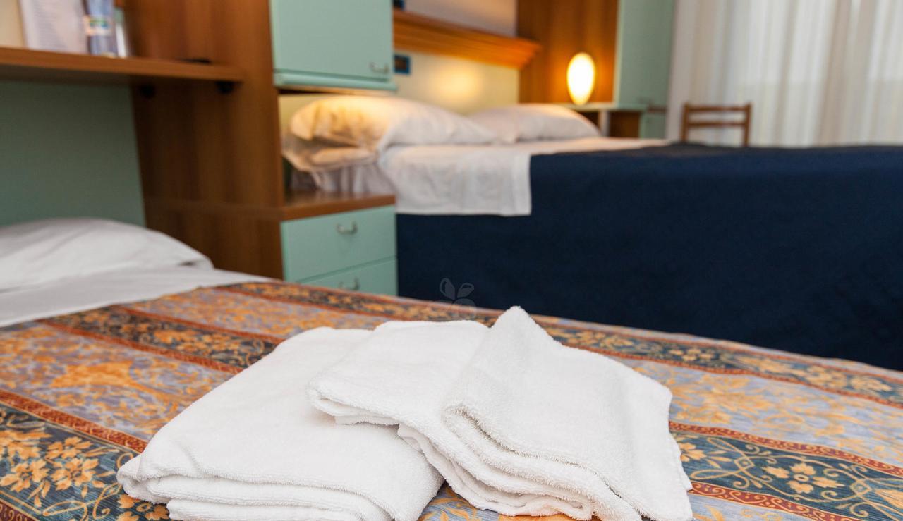 Hotel Marina Roseto Degli Abruzzi Bagian luar foto