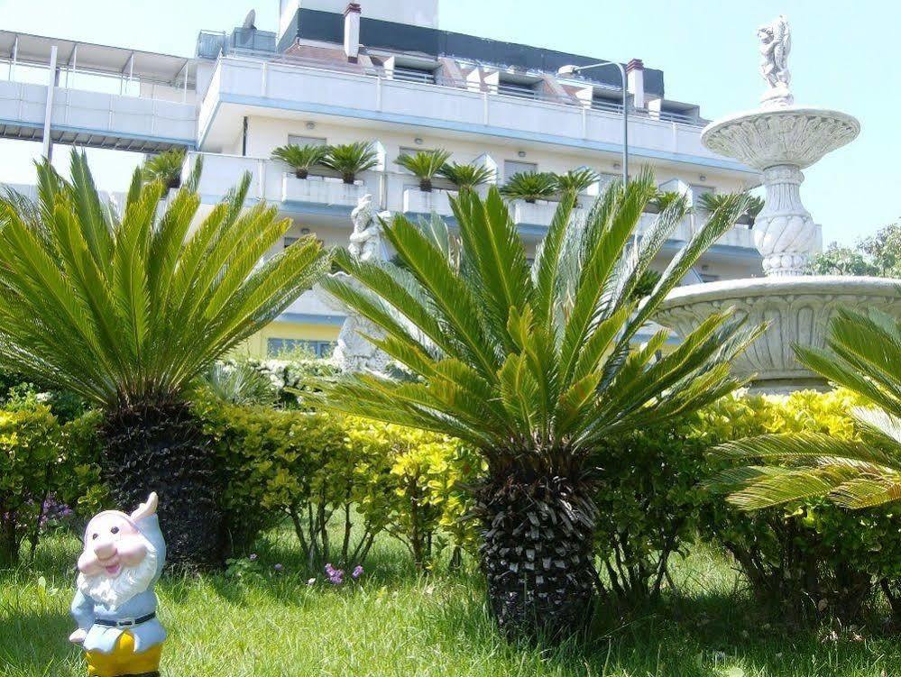 Hotel Marina Roseto Degli Abruzzi Bagian luar foto