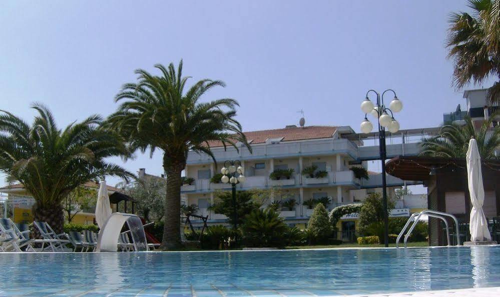 Hotel Marina Roseto Degli Abruzzi Bagian luar foto