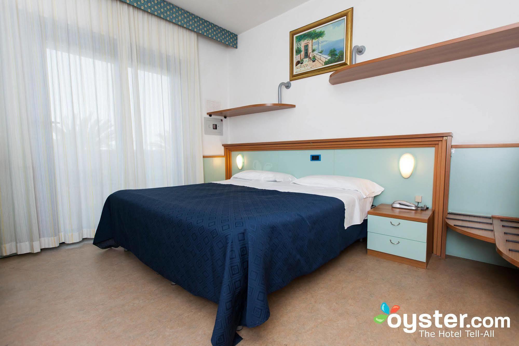 Hotel Marina Roseto Degli Abruzzi Bagian luar foto