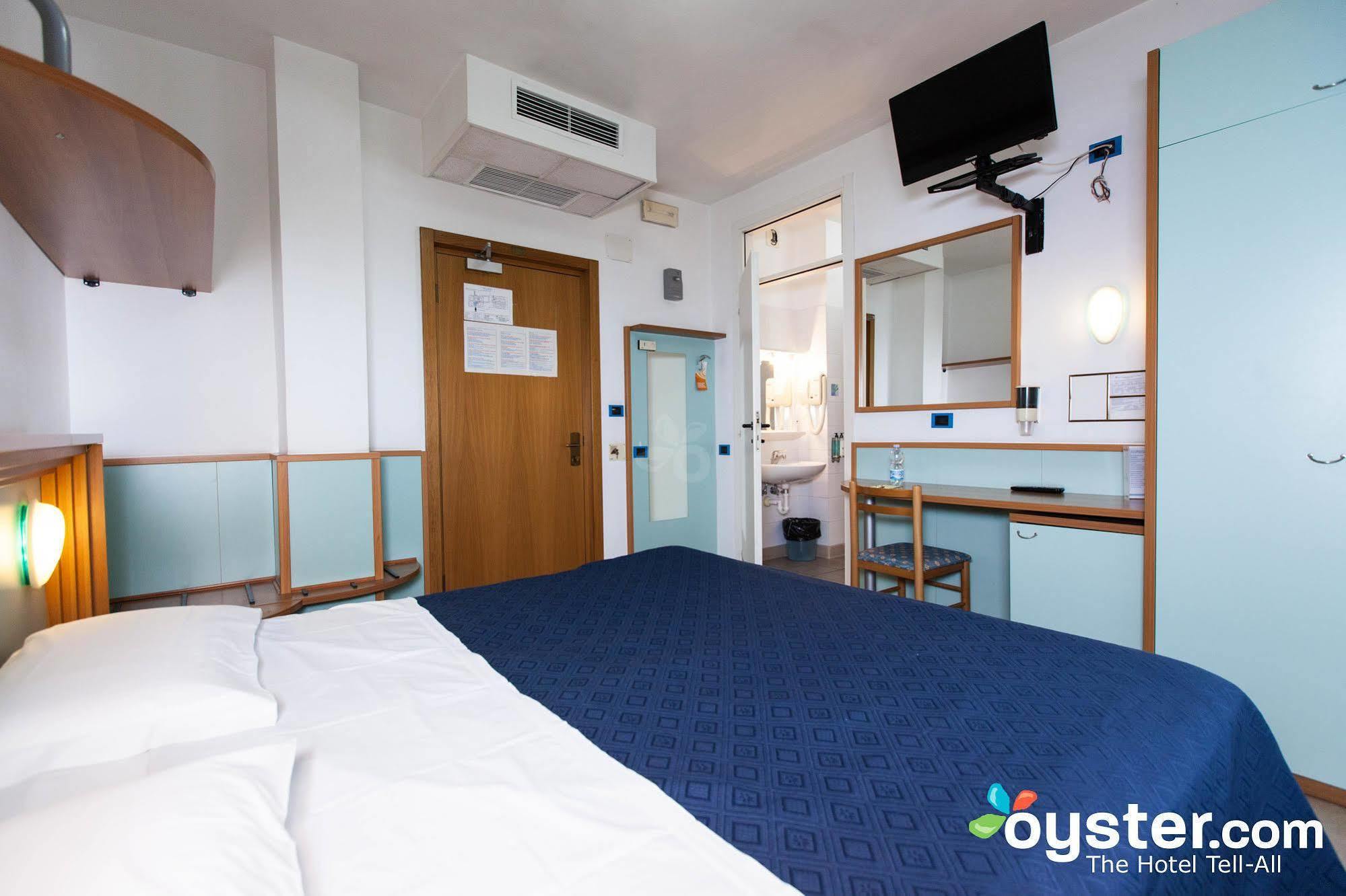 Hotel Marina Roseto Degli Abruzzi Bagian luar foto
