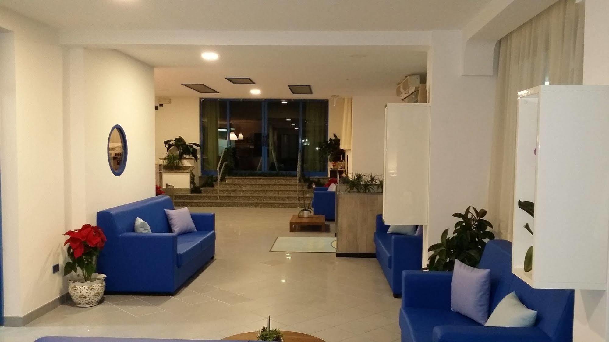 Hotel Marina Roseto Degli Abruzzi Bagian luar foto