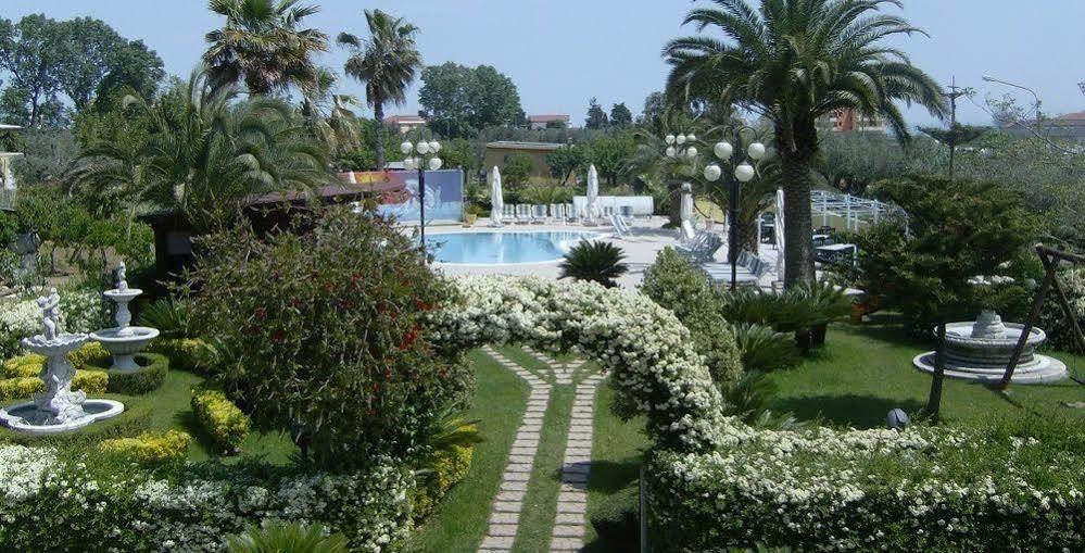 Hotel Marina Roseto Degli Abruzzi Bagian luar foto